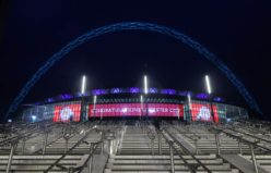 LA NUOVA INSTALLAZIONE DI DIGITAL SIGNAGE LED  AD ALTA LUMINOSITÀ DI LG  DÀ IL BENVENUTO AGLI SPETTATORI  DELLO STADIO DI WEMBLEY